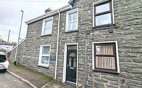 Cheerful 2 Bed Home With Mountain Views